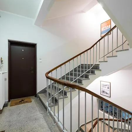 Metro Raclawicka Snug Apartment Warsaw